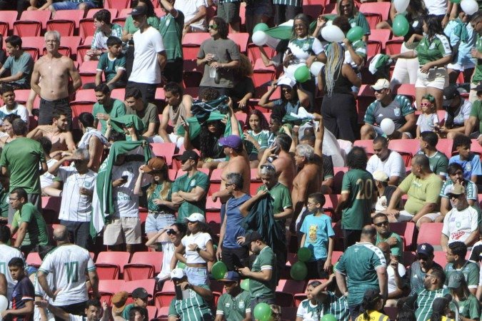 Com expectativa de mais de 45 mil pessoas, os torcedores de Capital e Gama chegaram ao estádio em clima de paz e festa para apoiar as equipes rumo ao título estadual - (crédito: Minervino Jr/CB/D.A Press) Com expectativa de mais de 45 mil pessoas, os torcedores de Capital e Gama chegaram ao estádio em clima de paz e festa para apoiar as equipes rumo ao título estadual - (crédito: Minervino Jr/CB/D.A Press)