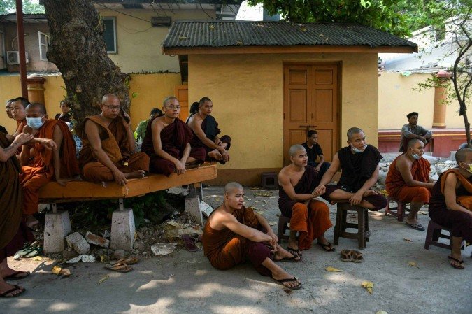 Monges birmaneses acompanham buscas em templo de Mandalay - (crédito: AFP) Monges birmaneses acompanham buscas em templo de Mandalay - (crédito: AFP)