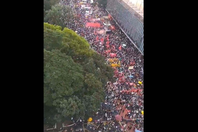 Manifestantes caminharam até a antiga sede do DOI-CODI, em ato também que relembrou 51 anos do golpe militar - (crédito: Reprodução/Twitter/X/@@anapaulalimapt) Manifestantes caminharam até a antiga sede do DOI-CODI, em ato também que relembrou 51 anos do golpe militar - (crédito: Reprodução/Twitter/X/@@anapaulalimapt)