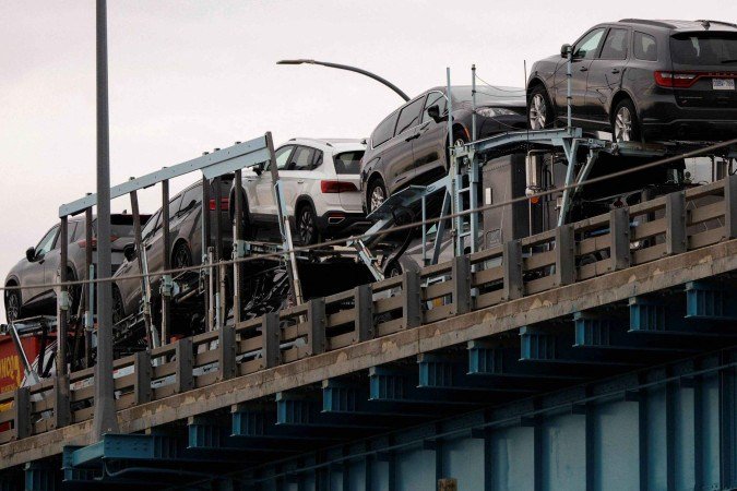 Moradores de Paris votaram a favor do aumento das tarifas de estacionamento para os SUVs na capital sa. O objetivo era reduzir as emissões de carbono e aumentar a segurança dos pedestres - (crédito: Reuters) Moradores de Paris votaram a favor do aumento das tarifas de estacionamento para os SUVs na capital sa. O objetivo era reduzir as emissões de carbono e aumentar a segurança dos pedestres - (crédito: Reuters)