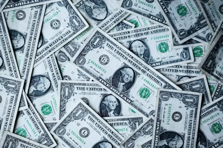 O Índice DXY, que mede a força do dólar ante as principais moedas, subiu 0,36% - (crédito: Alexander Grey Unsplash) O Índice DXY, que mede a força do dólar ante as principais moedas, subiu 0,36% - (crédito: Alexander Grey Unsplash)