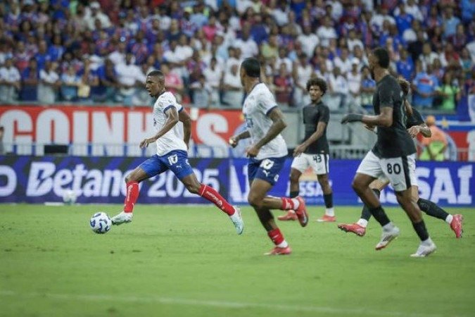 BAHIA - O Tricolor teve dois sentimentos distintos na partida. No primeiro tempo, a velha máxima de conseguir ficar com a bola, pressionar, e não aproveitar as oportunidades, abrindo o placar apenas nos acréscimos. Já na etapa final, a expulsão de Everton Ribeiro comprometeu o jogo do Esquadrão, mas Rogério Ceni conseguiu ajustar bem a equipe, tirando os espaços do ataque alvinegro e, por pouco, não conseguindo segurar a vitória. Nota: 6,5 - Foto: Rafael Rodrigues/EC Bahia