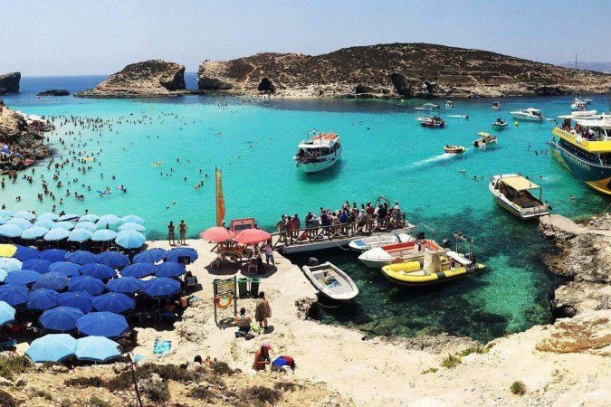 A Lagoa Azul de Comino é um dos mais belos destinos turísticos do Mediterrâneo - (crédito: Getty Images) A Lagoa Azul de Comino é um dos mais belos destinos turísticos do Mediterrâneo - (crédito: Getty Images)