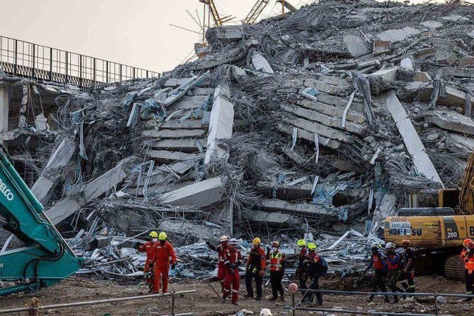 Mais de 70 trabalhadores ficaram presos após o desabamento do canteiro de obras - (crédito: BBC) Mais de 70 trabalhadores ficaram presos após o desabamento do canteiro de obras - (crédito: BBC)