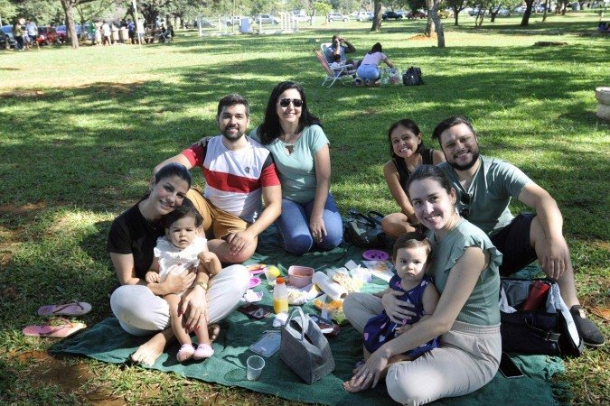  30/03/2025. Crédito: Minervino Júnior/CB/D.A Press. Brasil.  Brasilia - DF. Final de semana de Zoológico com entrada gratuita para a população. Irmãs Adriana Lima e Fernanda Condes com família