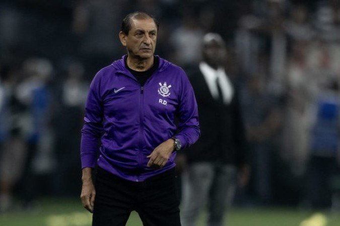 RAMÓN DÍAZ - O treinador optou por uma formação reserva após a conquista do Paulista. Detectou bem o problema da lateral direita no intervalo, ao mudar o esquema, e soube voltar atrás ao ficar em vantagem numérica. Entretanto, acabou pecando na forma do time jogar, já que a bola aérea era a única maneira com que o Timão buscava o empate. Nota: 6 - Foto: Rodrigo Coca/Corinthians 