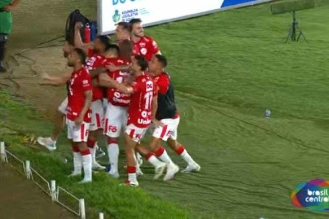 Vila Nova celebra. O 3 a 0 em cima do Anápolis (após perder por 2 a 0 na ida) valeu o título goiano - (crédito: Reprodução / TV Brasil Central) Vila Nova celebra. O 3 a 0 em cima do Anápolis (após perder por 2 a 0 na ida) valeu o título goiano - (crédito: Reprodução / TV Brasil Central)