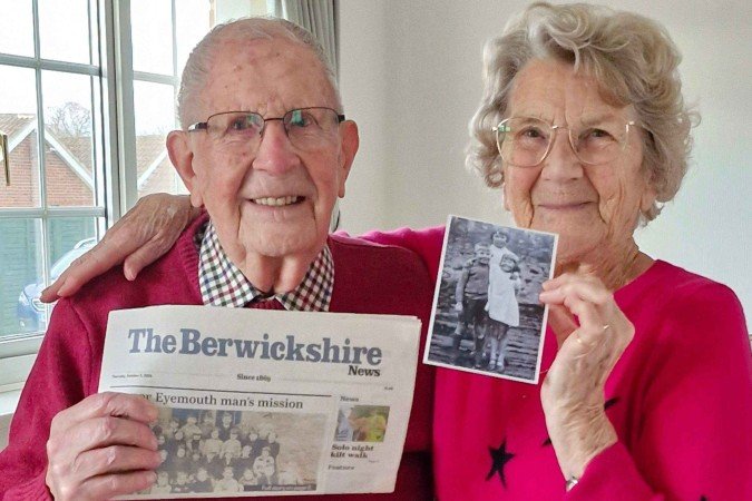 Jim e Betty eram amigos de infância em Eyemouth, mas tinham se visto pela última vez no fim da década de 1930 - (crédito: Davidson Family) Jim e Betty eram amigos de infância em Eyemouth, mas tinham se visto pela última vez no fim da década de 1930 - (crédito: Davidson Family)