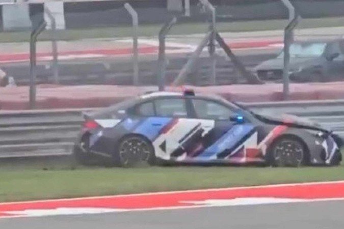 O carro de segurança, também conhecido como safety car, derrapou e bateu no muro quando o piloto verificava as condições da pista - (crédito: Reprodução/redes sociais) O carro de segurança, também conhecido como safety car, derrapou e bateu no muro quando o piloto verificava as condições da pista - (crédito: Reprodução/redes sociais)