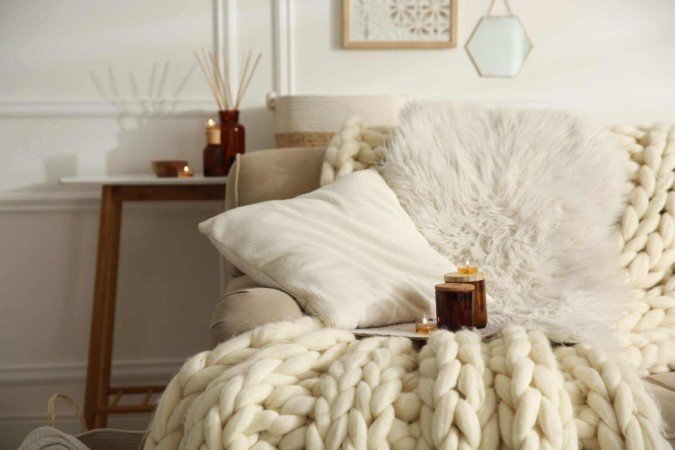 Investir em velas e tecidos ajuda a valorizar o estilo hygge (Imagem: New Africa | ShutterStock) - (crédito: EdiCase) Investir em velas e tecidos ajuda a valorizar o estilo hygge (Imagem: New Africa | ShutterStock) - (crédito: EdiCase)