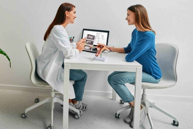 O ideal é que a primeira consulta ginecológica aconteça preferencialmente após a menarca (Imagem: Peakstock | Shutterstock) - (crédito: EdiCase) O ideal é que a primeira consulta ginecológica aconteça preferencialmente após a menarca (Imagem: Peakstock | Shutterstock) - (crédito: EdiCase)
