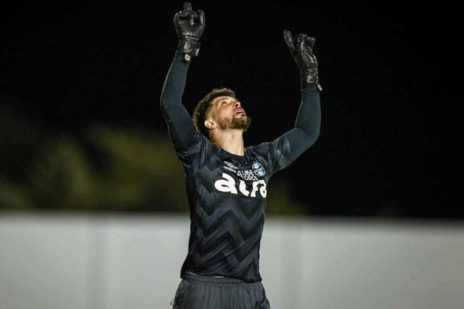 Tiago Volpi gradativamente se firma como peça essencial para o Grêmio - (crédito: Foto^: Lucas Uebel / Grêmio FBPA) Tiago Volpi gradativamente se firma como peça essencial para o Grêmio - (crédito: Foto^: Lucas Uebel / Grêmio FBPA)