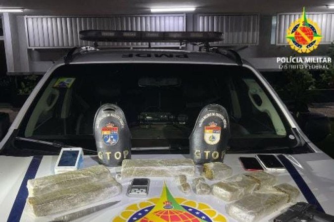 PMDF apreende mais de 5 kg de maconha e prende três suspeitos no Recanto das Emas - (crédito: PMDF/Divulgação) PMDF apreende mais de 5 kg de maconha e prende três suspeitos no Recanto das Emas - (crédito: PMDF/Divulgação)