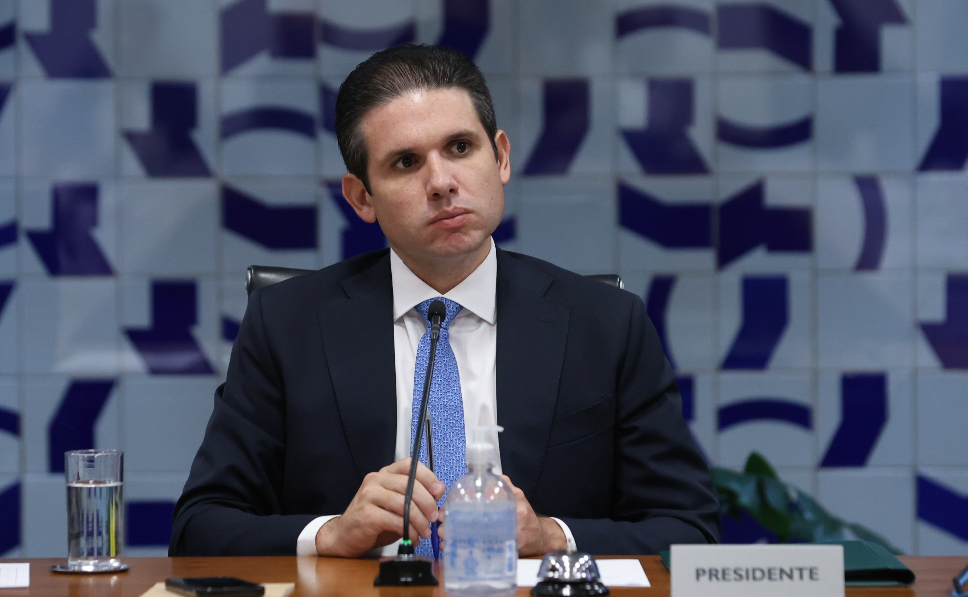 Hugo Motta é alvo de pressão por projeto da anistia