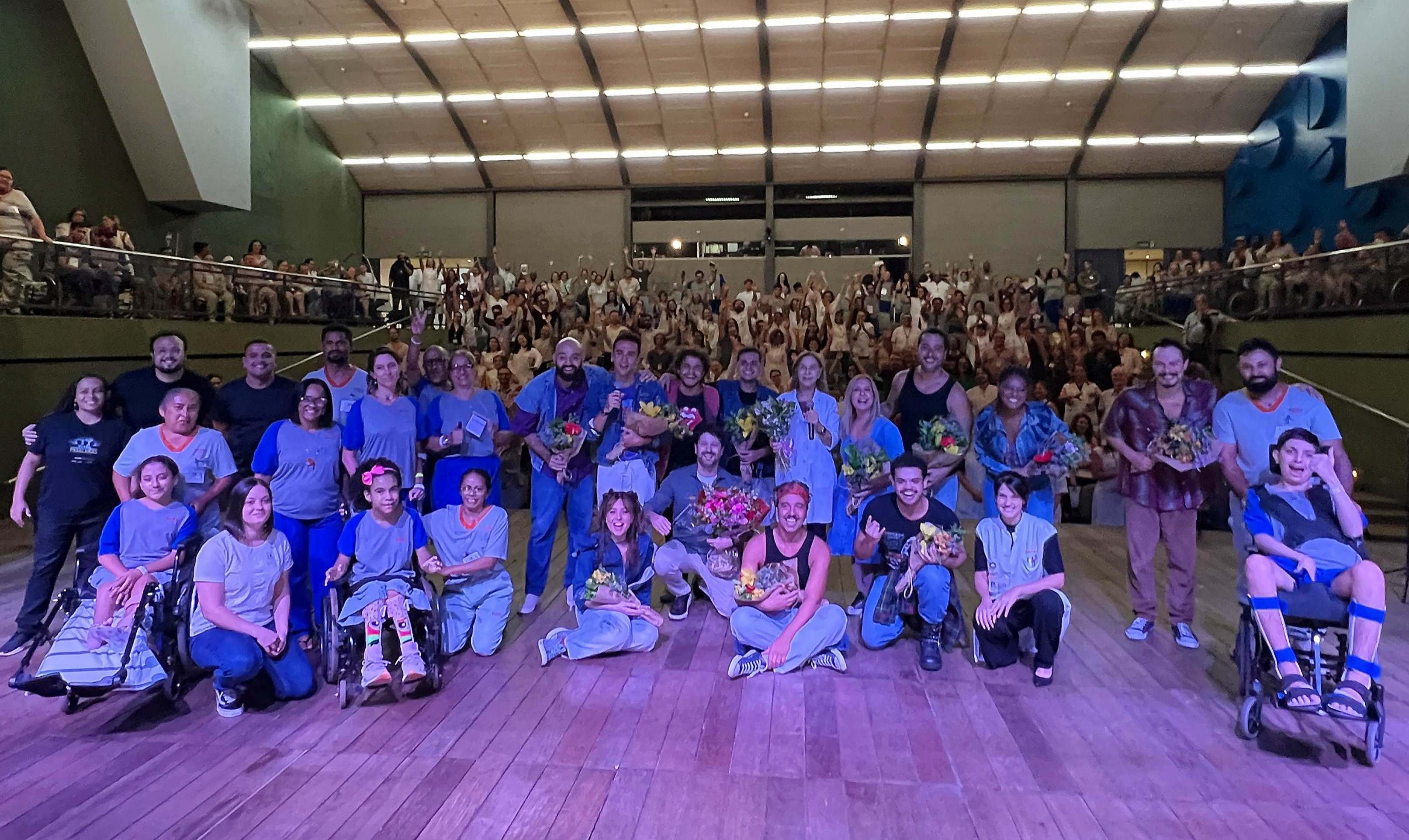  Pacientes da Rede Sarah homenageiam Paralamas do Sucesso em agradecimento pela apresentação especial 
