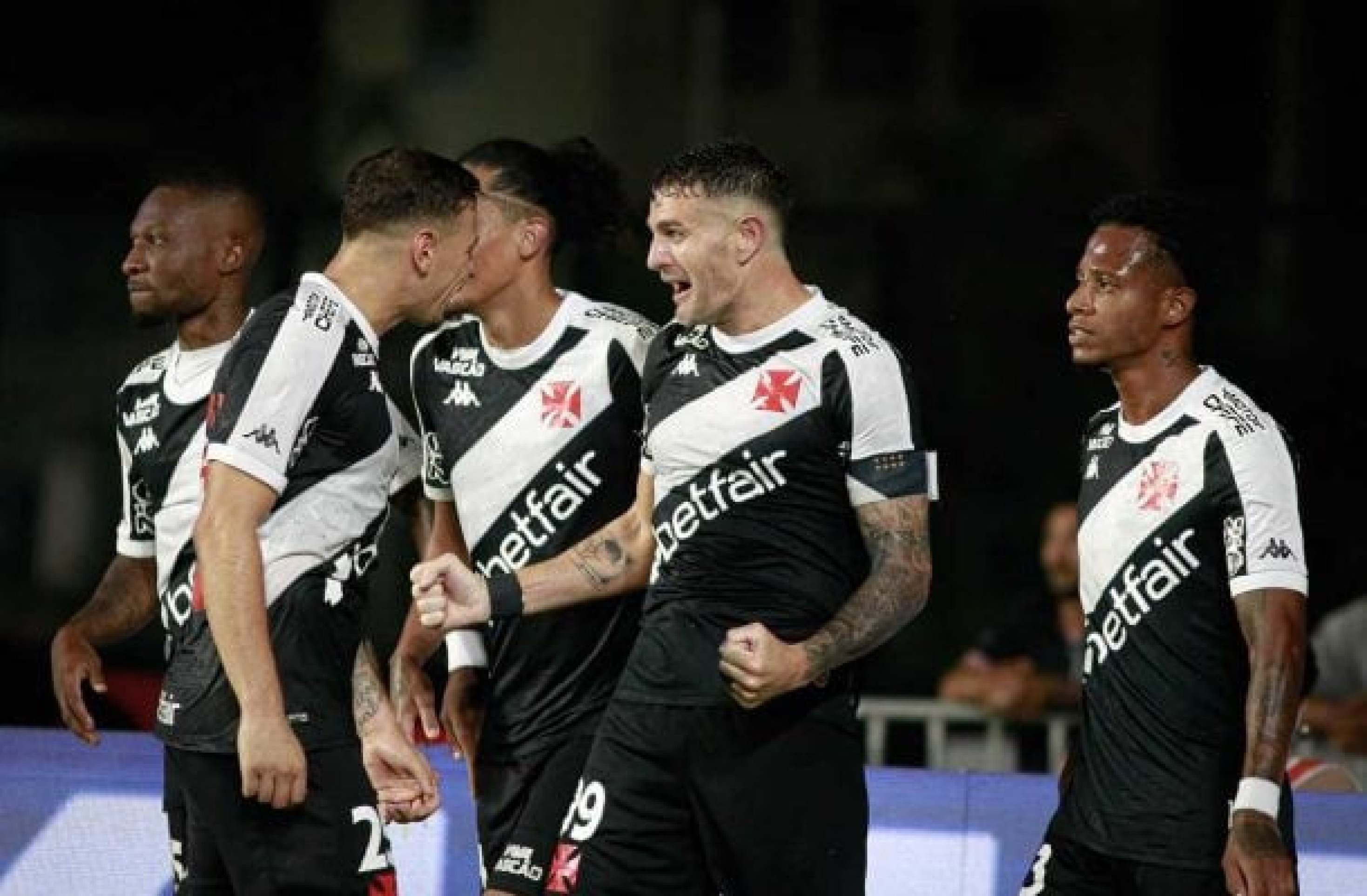 Após assistência, Vegetti exalta qualidade de Payet, do Vasco: ‘Quando entra faz diferença’