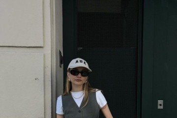 O coletepode vir combinado com uma t-shirt branca e um jeans