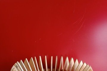 Cachepô Centro de Mesa, 
em madeira reciclada, da 
CJ Artesanatos (R$ 110)
