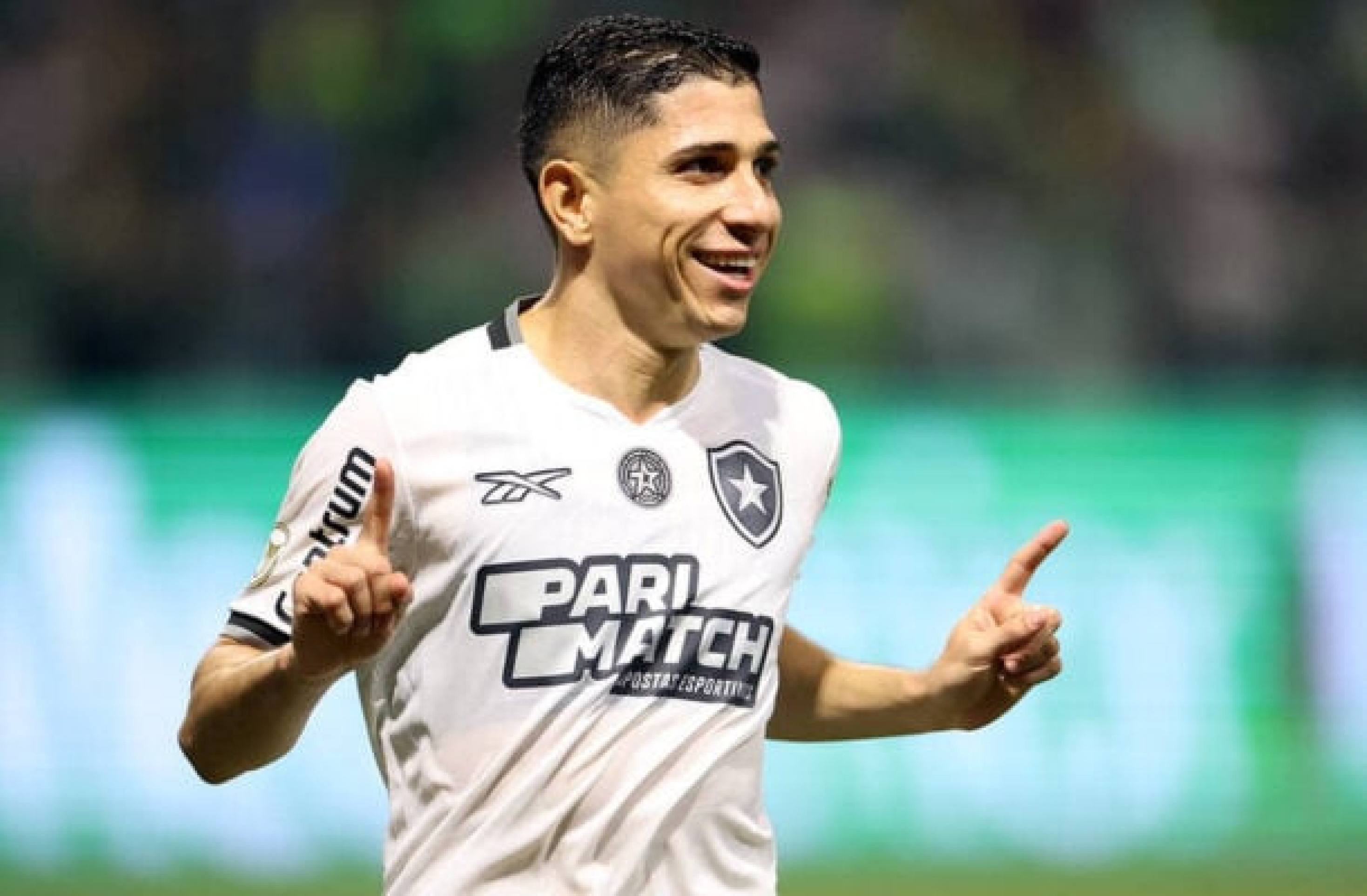 Exames não apontam lesão muscular em Savarino, do Botafogo