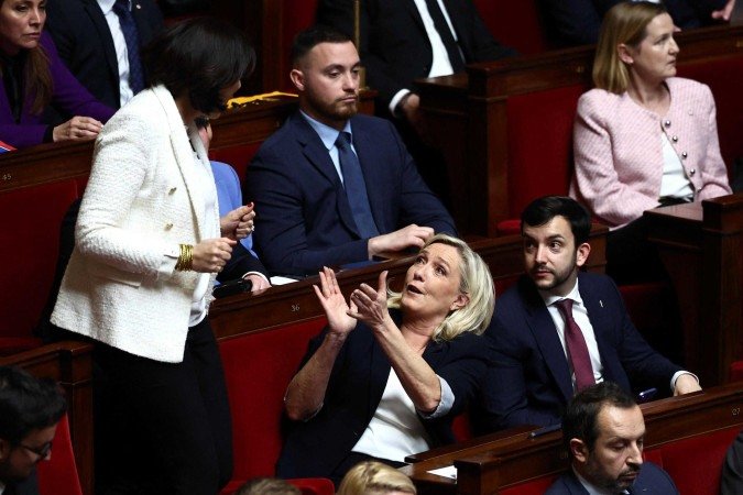Marine Le Pen aplaude discurso da deputada Laure Lavalette (E), do partido Reagrupamento Nacional, na Assembleia Nacional - (crédito: Anne-Christine Poujoulat/AFP) Marine Le Pen aplaude discurso da deputada Laure Lavalette (E), do partido Reagrupamento Nacional, na Assembleia Nacional - (crédito: Anne-Christine Poujoulat/AFP)