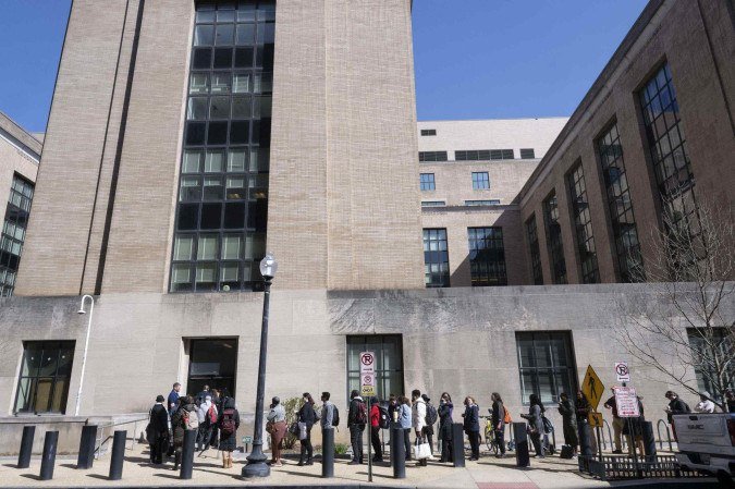 Servidores públicos federais fazem fila diante do prédio do Departamento de Saúde e Serviços Humanos (HHS): purga em massa - (crédito: Roberto Schmidt/AFP) Servidores públicos federais fazem fila diante do prédio do Departamento de Saúde e Serviços Humanos (HHS): purga em massa - (crédito: Roberto Schmidt/AFP)