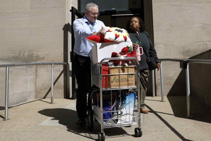 Funcionários dispensados deixam o prédio do Departamento de Saúde com seus pertences, em Washington - (crédito: Kevin Dietsch/Getty Images/AFP) Funcionários dispensados deixam o prédio do Departamento de Saúde com seus pertences, em Washington - (crédito: Kevin Dietsch/Getty Images/AFP)