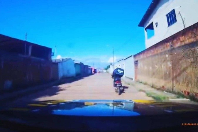 Motociclista é preso após perseguição da PRF - (crédito: Divulgação/PRF) Motociclista é preso após perseguição da PRF - (crédito: Divulgação/PRF)