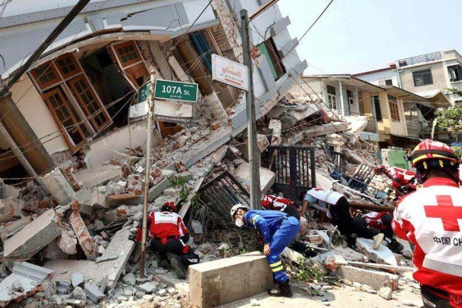Chegada de socorristas deve aumentar o número de corpos descobertos - (crédito: EPA) Chegada de socorristas deve aumentar o número de corpos descobertos - (crédito: EPA)