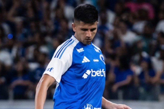 GAMARRA - No primeiro tempo, sentiu o jogo, errando passes (um deles deixou Estigarribia na cara de Cássio e quase foi gol) e se posicionando mal, tanto na cobertura ao lateral quanto na sua própria função quando em lançamentos em profundidade. No segundo tempo, salvou o que seria um gol certo de Estigarribia, mas foi lento em pelo menos dois combates diretos. Mal. NOTA 4,0. Foto: Gustavo Aleixo/Cruzeiro