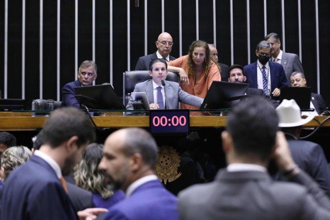 Motta comanda a sessão no plenário: presidente da Câmara se reuniu com deputados governistas e da oposição - (crédito: Kayo Magalhães/Câmara dos Deputados) Motta comanda a sessão no plenário: presidente da Câmara se reuniu com deputados governistas e da oposição - (crédito: Kayo Magalhães/Câmara dos Deputados)