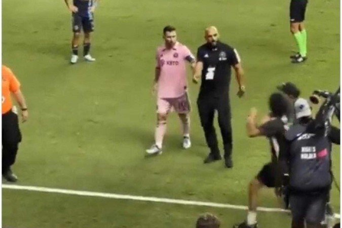 Messi e Yassine Cheuko, seu segurança pessoal - (crédito: Reprodução/Redes Sociais) Messi e Yassine Cheuko, seu segurança pessoal - (crédito: Reprodução/Redes Sociais)