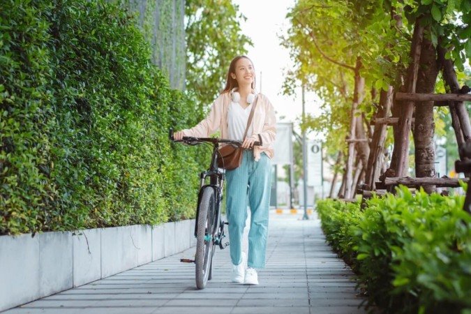 Esclarecer os mitos sobre ciclismo urbano incentiva as pessoas a praticarem a atividade (Imagem: MMD Creative | Shutterstock) - (crédito: EdiCase) Esclarecer os mitos sobre ciclismo urbano incentiva as pessoas a praticarem a atividade (Imagem: MMD Creative | Shutterstock) - (crédito: EdiCase)