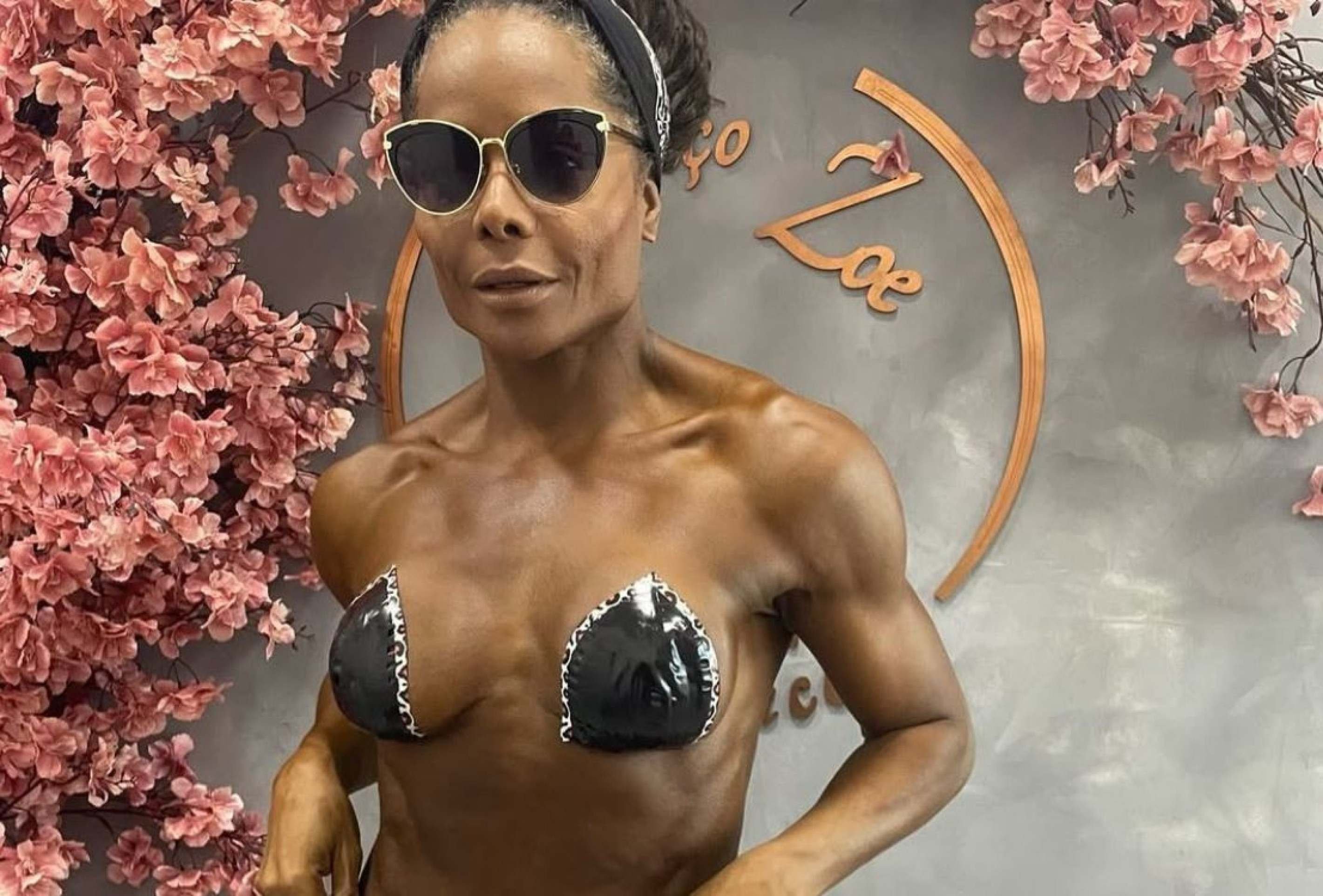 Adriana Bombom exibe corpão com biquíni de fita e sem alças