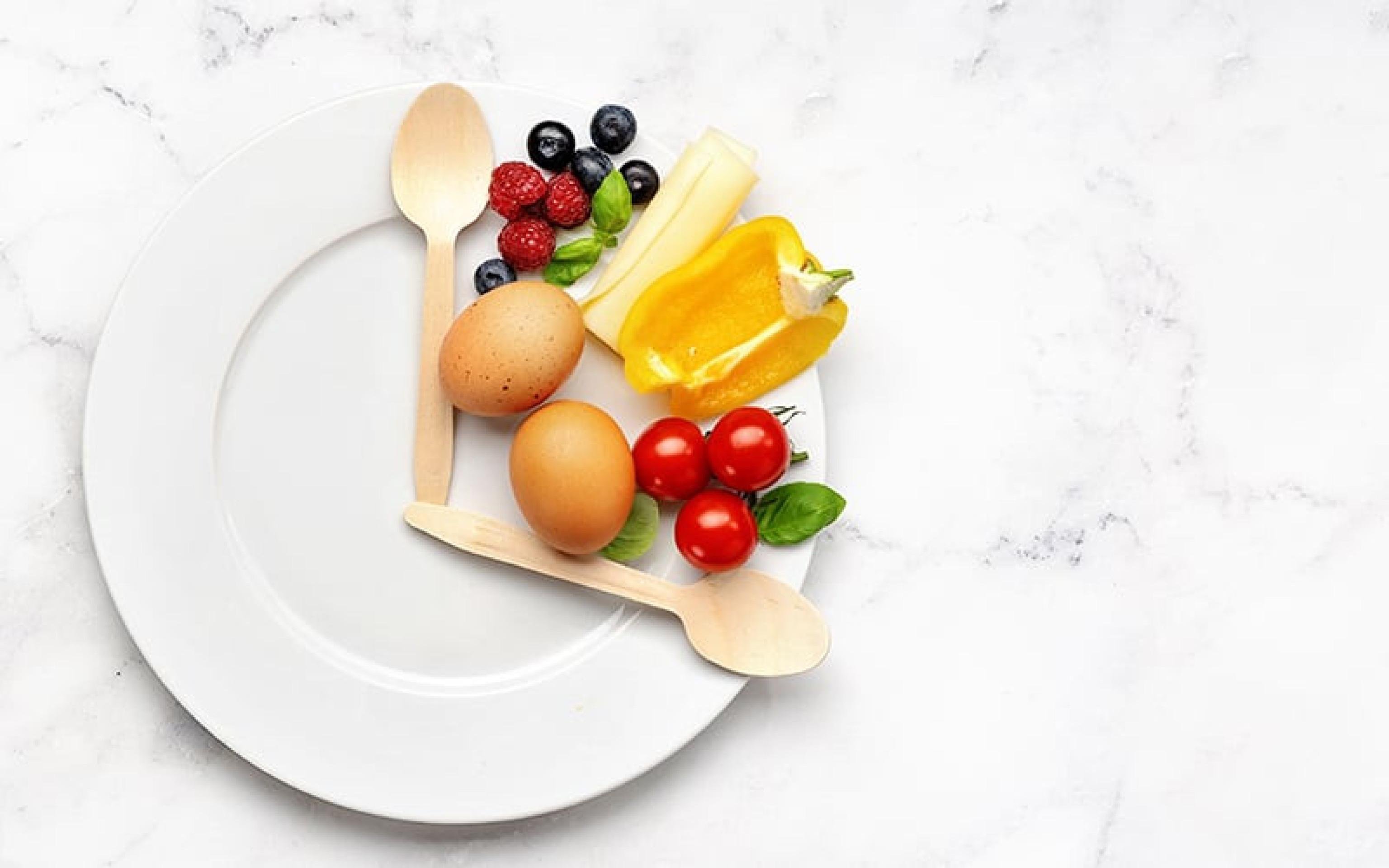 Alternar o jejum com a alimentação saudável ajuda a perder peso
