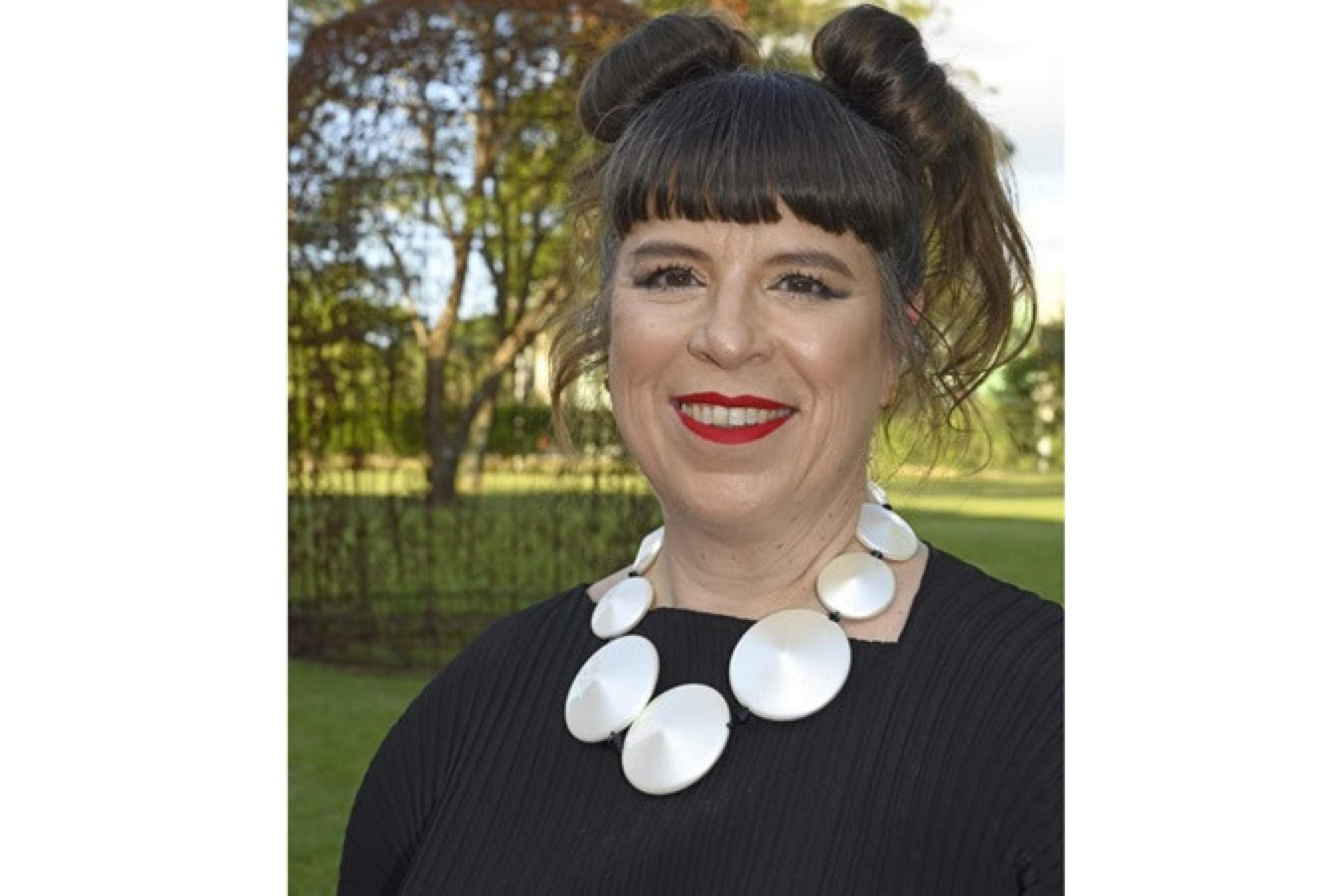 Joana Vasconcelos é uma artista plástica contemporânea, reconhecida mundialmente pelas suas esculturas monumentais