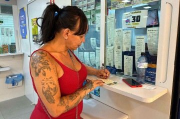 Carol Alves, auxiliar de serviços gerais, conta que se ganhasse o prêmio deixaria de pagar aluguel