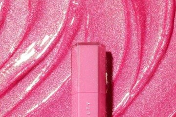 Gloss Bomb Stix High-Shimmer Gloss Stick, da Fenty Beauty (R$ 169)