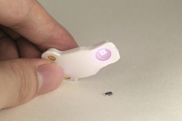 Quando o dispositivo vestível (esquerda) detecta um batimento cardíaco irregular, ele emite luz para ativar o marcapasso