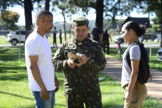 Laís chega com o pai, José, para o alistamento. Ela sonha em ser do Exército - (crédito: Ed Alves/CB/D.A Press) Laís chega com o pai, José, para o alistamento. Ela sonha em ser do Exército - (crédito: Ed Alves/CB/D.A Press)