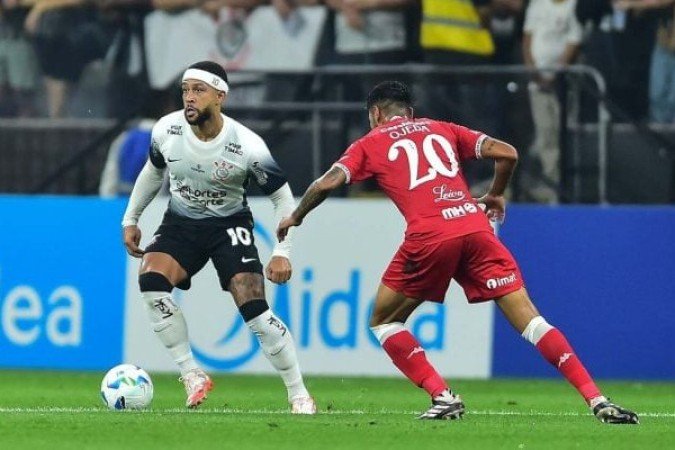 MEMPHIS DEPAY - Foi discreto, não teve muito espaço para jogar e não conseguiu criar. NOTA: 5,0 - Foto: Divulgação/Conmebol