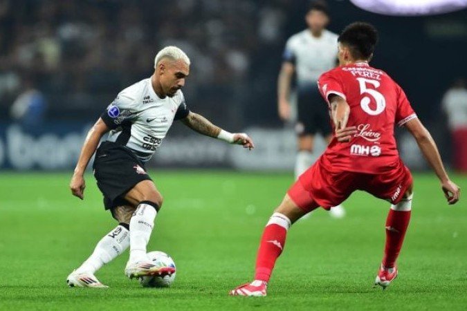 MATHEUZINHO - Tentou ajudar ofensivamente, mas não conseguiu acertar o último passe. Não comprometeu na defesa. NOTA: 6,0 - Foto: Divulgação/Conmebol