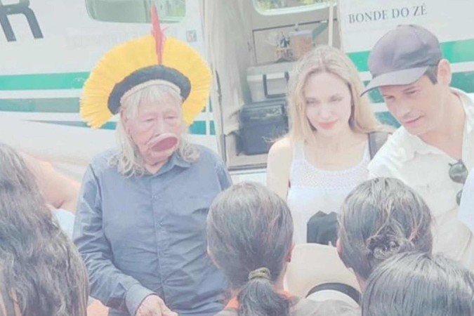 Cacique Raoni Metuktire e Angelina Jolie em aldeia do Xingu, Mato Grosso - (crédito: Reprodução/X) Cacique Raoni Metuktire e Angelina Jolie em aldeia do Xingu, Mato Grosso - (crédito: Reprodução/X)