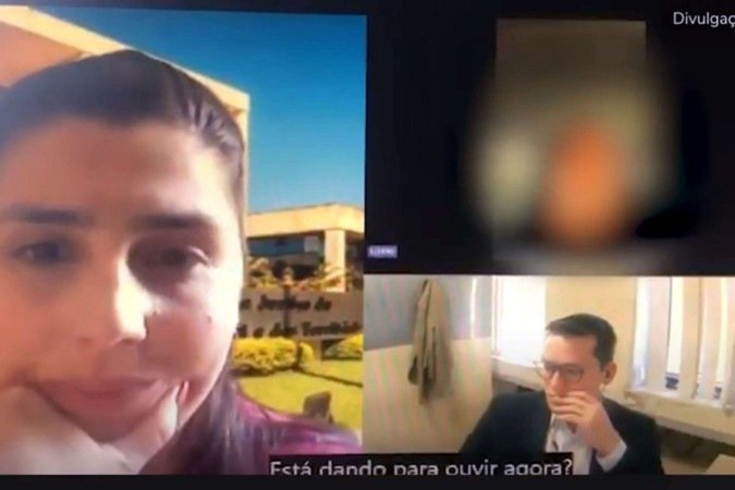 O agressor que sequestrou a ex-mulher e foi preso durante uma audiência virtual com a Justiça tinha medida protetiva em vigor. Ele estava proibido de se aproximar da vítima, entretanto, sequestrou a mulher e tentou impedir que ela informasse a sua localização durante a reunião on-line. - (crédito: Reprodução/MPDFT) O agressor que sequestrou a ex-mulher e foi preso durante uma audiência virtual com a Justiça tinha medida protetiva em vigor. Ele estava proibido de se aproximar da vítima, entretanto, sequestrou a mulher e tentou impedir que ela informasse a sua localização durante a reunião on-line. - (crédito: Reprodução/MPDFT)