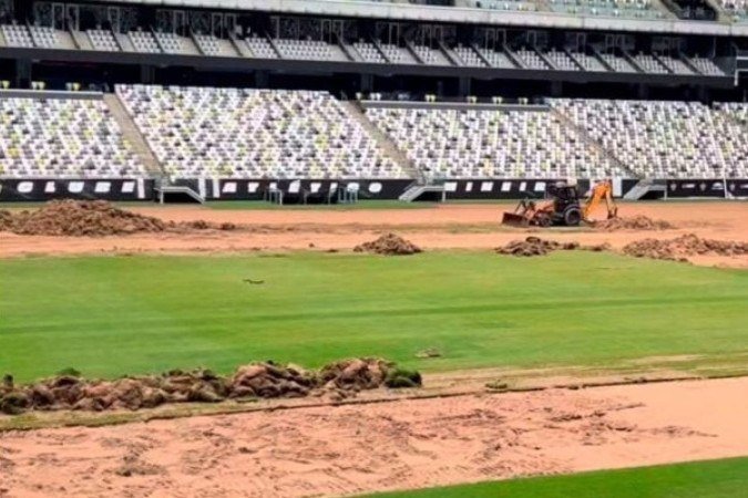 Troca de gramado na Arena MRV - (crédito: Divulgação) Troca de gramado na Arena MRV - (crédito: Divulgação)