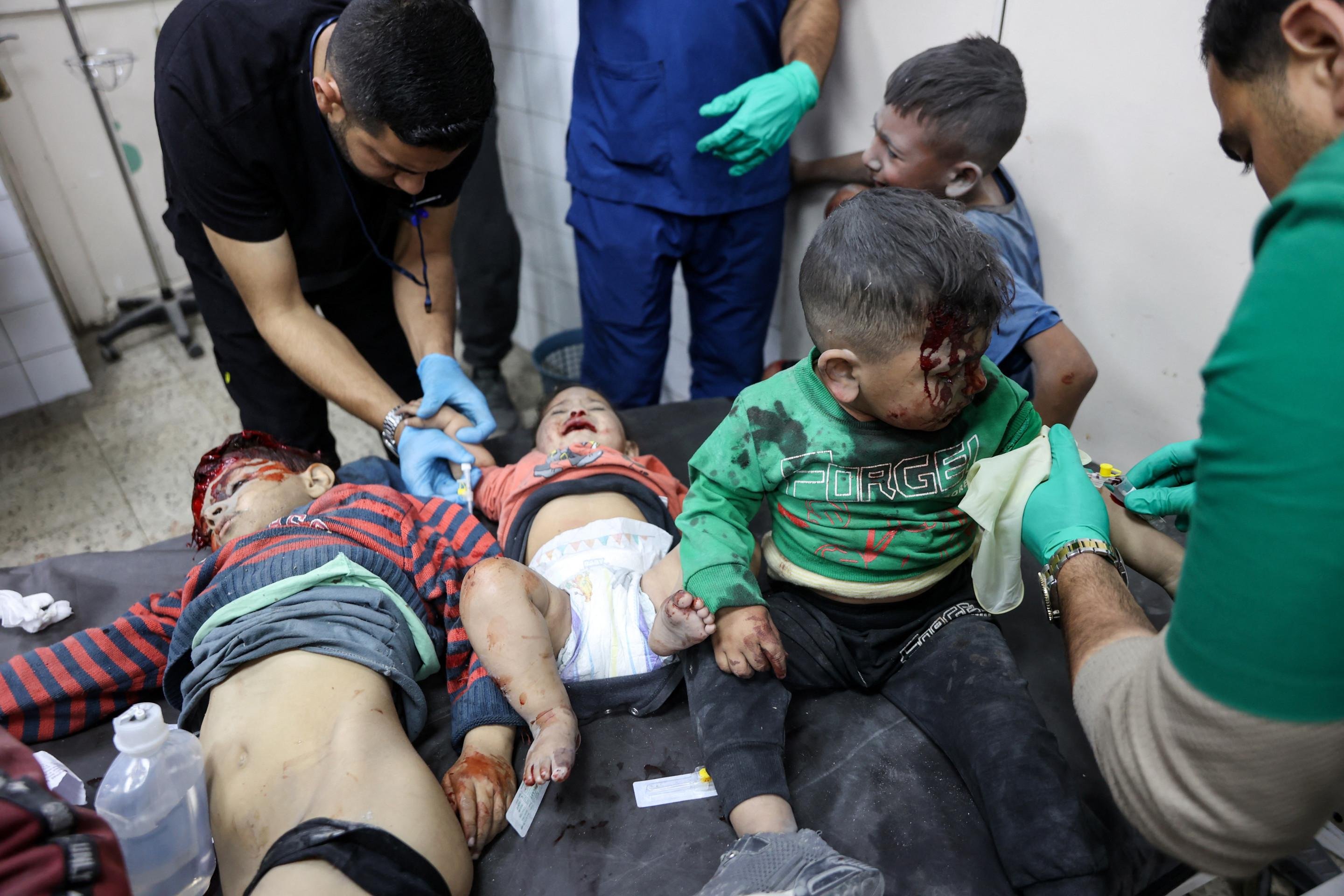 Crianças e bebê recebem cuidados médicos do Hospital Ahli Arab, na Cidade de Gaza 