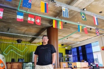 O hostel gerenciado por Alex Costa oferece capacitação aos funcionários