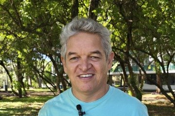  
    Valdério Costa, ilustrador do livro Brasiina