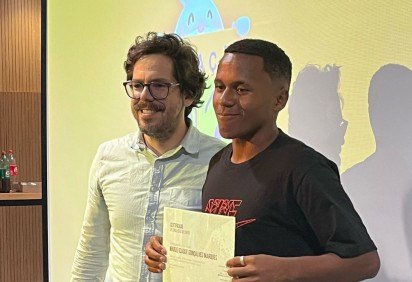 Professor Alesson Ramos Queza e o estudante Warley, 17 anos, com o certificado na mão -  (crédito: Arquivo pessoal)