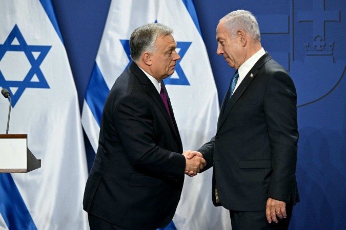 O anfitrião Viktor Orbán (E) cumprimenta Netanyahu, ao fim de uma entrevista coletiva, em Budapeste - (crédito: Attila Kisbenedek/AFP) O anfitrião Viktor Orbán (E) cumprimenta Netanyahu, ao fim de uma entrevista coletiva, em Budapeste - (crédito: Attila Kisbenedek/AFP)