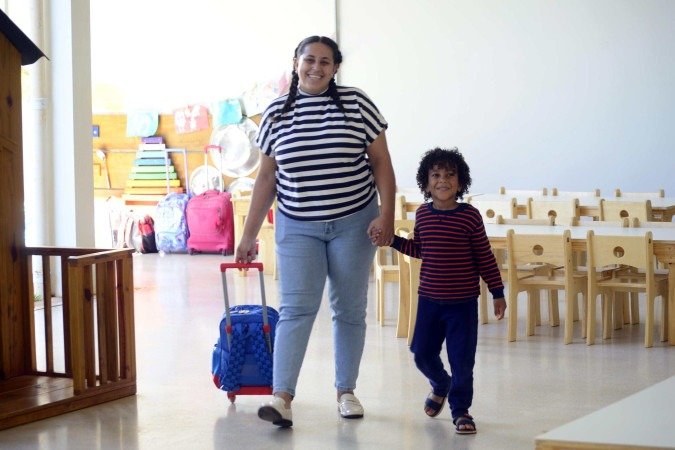  Amanda Souza e seu filho, Jorge Luis: "É um conforto sabermos que, se futuramente quisermos fazer um mestrado e tivermos outro filho, terá a creche lá" 